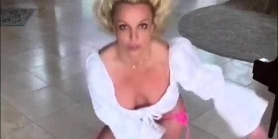 britney spears boob slip pokies and ass crack on instagram
