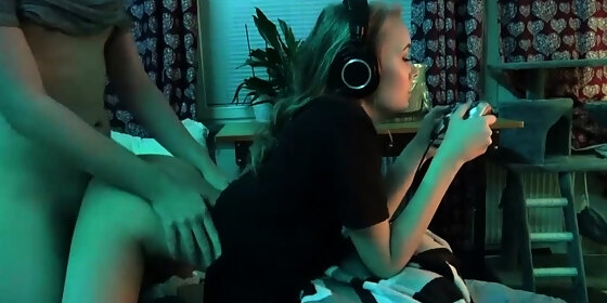 hot gaming addicted girl let her boy to fuck during game