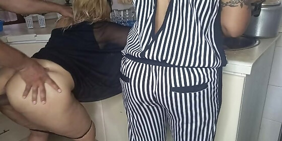 i break the ass of a housemaid while she washes dishes