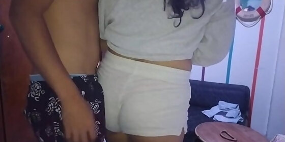 cuada bailando y no puedo resistirme a agarrar su gran culo