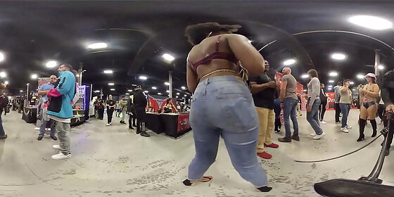 amateur ebony convention attendee gives me body tour at exxxotica nj 2021 in 360 degree vr
