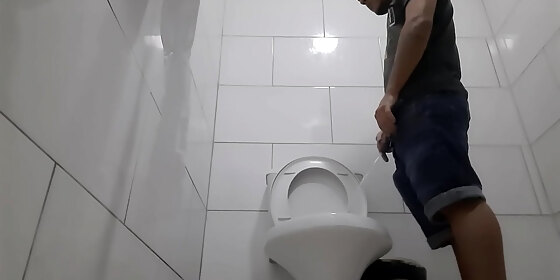 novinho flakael he was at the cafeteria drinking an cream and decided to go to the cafeteria s bathroom for a long and pleasurable piss in the w