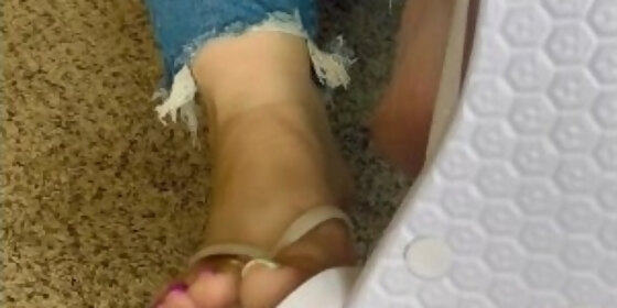 sexy toes in flip flops