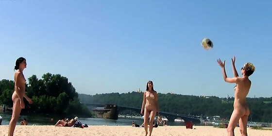 breathtaking nude beach girl