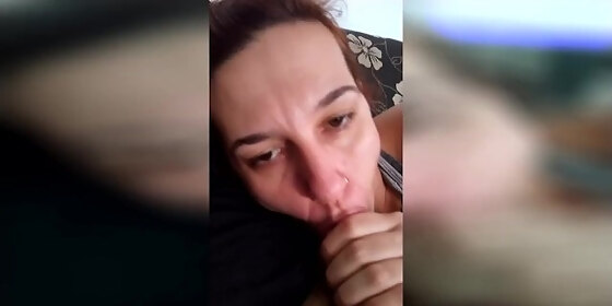 esposa ruiva chupando meu pau no sofa ela adora tomar leite quente