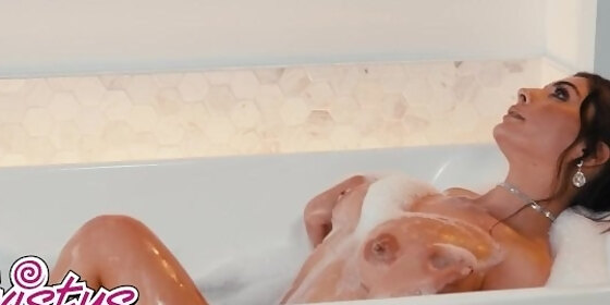 twistys tru kait pours oil on her body before going in the bubble bathtub with queenie sateen