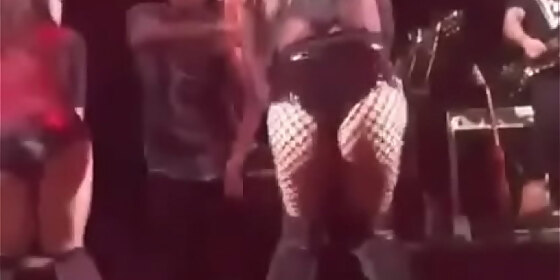 anitta on stage singing ginza