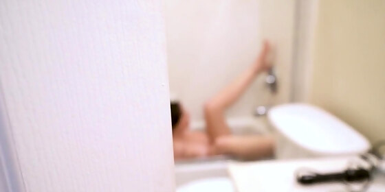 sadie holmes having fun in the bathtub