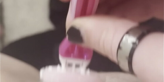 gigi shaves her pretty pink pussy