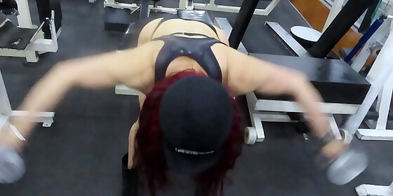 hot deltoid workout of the sculptural milf goddess