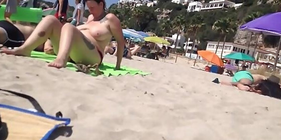 voyeur filme une femme bra less avec des eacute normes loches sur la plage