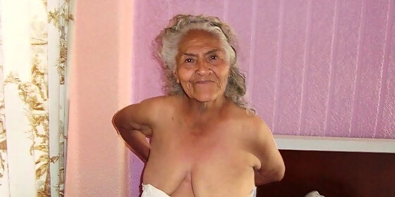 hellogranny latin grannies show curves in home pictures