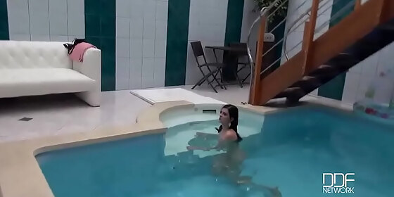 lascivious looks a cock sucking hottie at the swimming pool