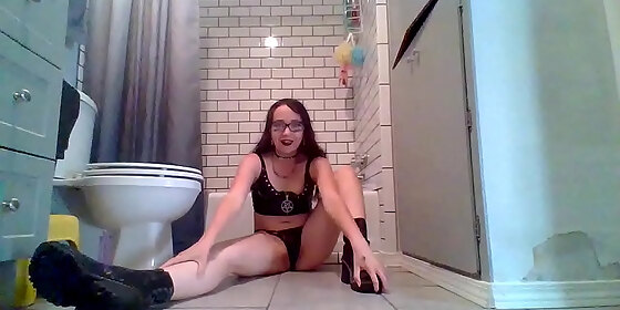 barely legal goth teen edges herself and takes her new toys for a test drive
