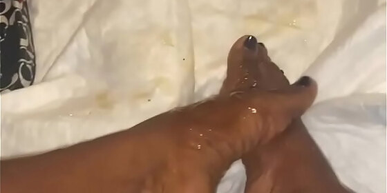 foot goddess plays in honey