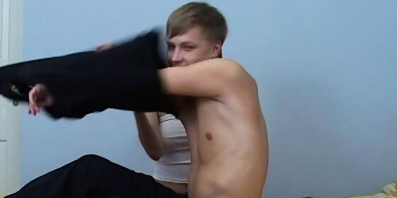 pair starts with giving a kiss then beauty gets tits sucked