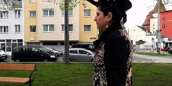 amateur wench gives head to the driver