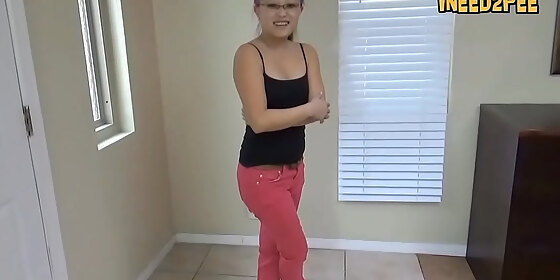 desperate to pee girls wetting their skintight jeans pissing