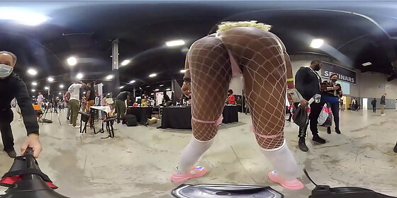  prince gives me a body tour at exxxotica 2021 in 360 degree vr