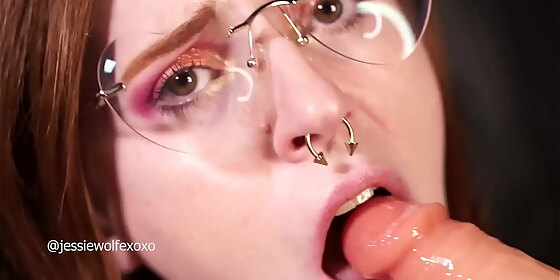 jessie wolfe cums standing up in a live show then fucks creamy pussy super up close then watch them suck the dildo clean and get sloppy with spit