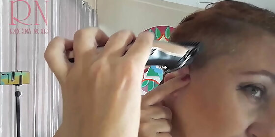 naked nudist hairdresser she cuts her own hair regina noir camera 1 selfie