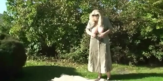 Oldmom Sax - Wife Finds Her Old Mom And Bf Fucking In The Garden HD SEX Porn Video 6:11
