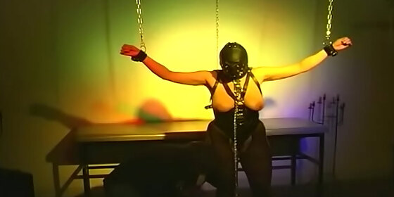 slender lady is drilling her tight cuch