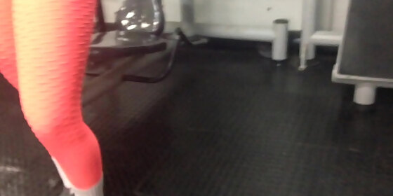 leg coral hottie at the gym