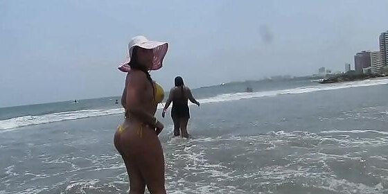 cazando tanga en la playa