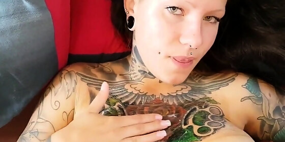 tattoo schlampe lutscht die morgenlatte