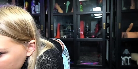 blonde babe scarlet solo webcam