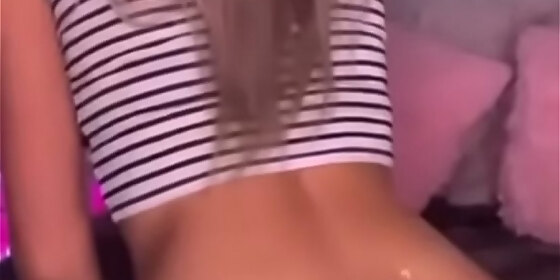 hot teen shaking ass on webcam