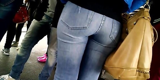 rabuda empinando a bunda jeans no terminal
