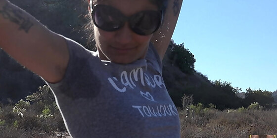 sweaty armpits