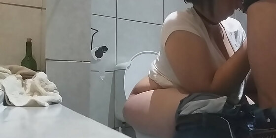 this bbw cumslut had such a good time at my houseparty she sucked my cock while pee ing peeing on the toilet