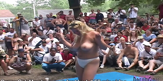 amateurs strip nude and shake it at nudes a poppin