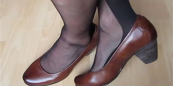 bicolored pantyhose and brown leather pumps shoeplay by isabelle sandrine