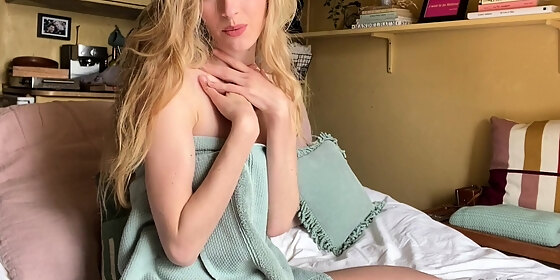 amateur blonde teen plays solo with toy webcam porn