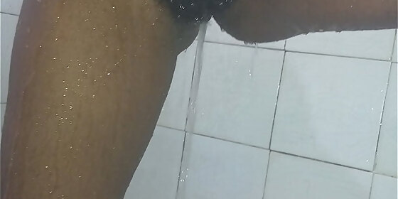 wife pissing in the bath