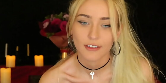 blonde webcam hottie talking with viewers at stripcamz com