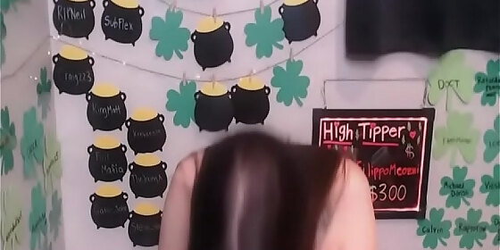 ravishing brunette show a frisky and frivolous performance live