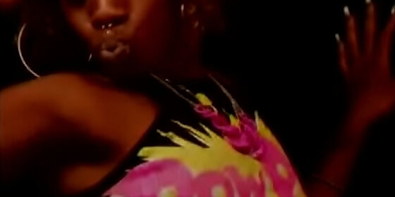 queenie twerking