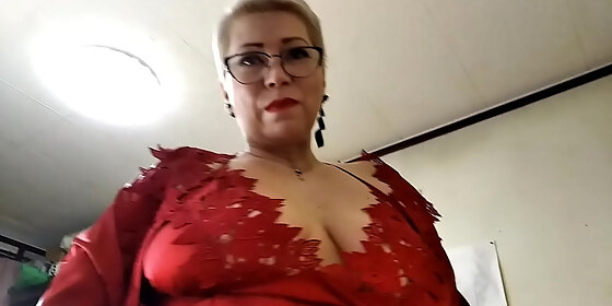 lucky dick spills a tear of happiness under the feet of a beautiful milf