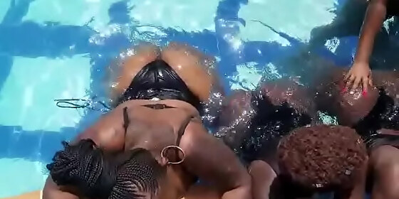 kenyan girls swimming pool twerk